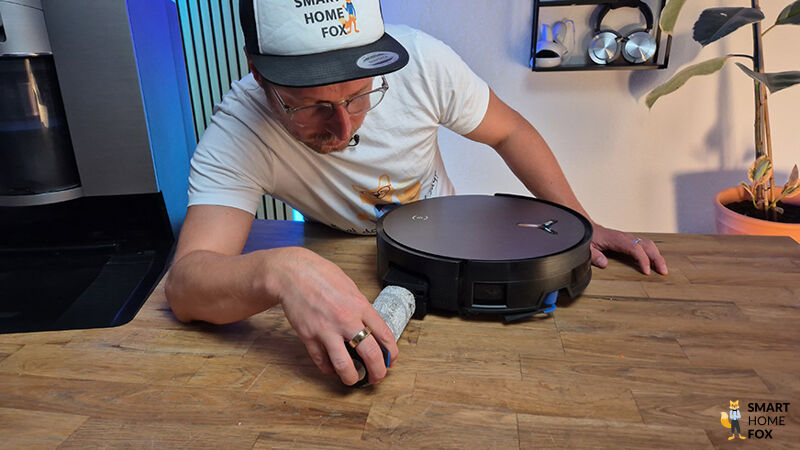 Der ECOVACS DEEBOT X11 mit markantem X-Design auf der Oberseite.
